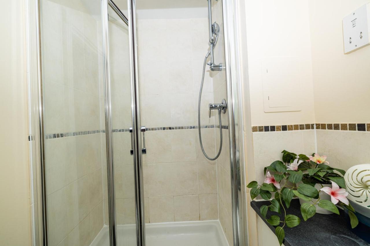 Two Bed Apartment Near Canary Wharf London Bagian luar foto