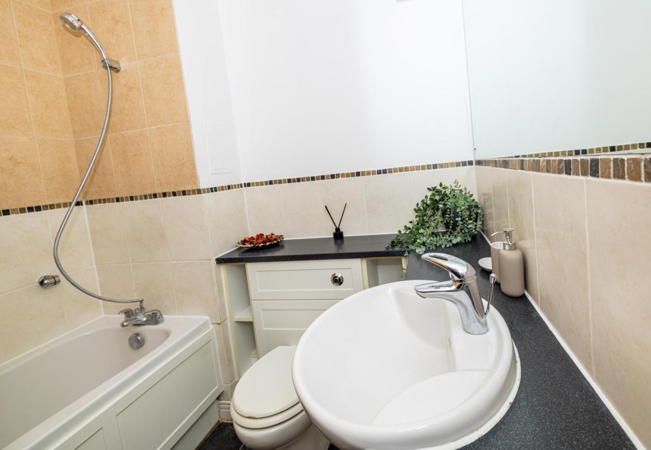 Two Bed Apartment Near Canary Wharf London Bagian luar foto