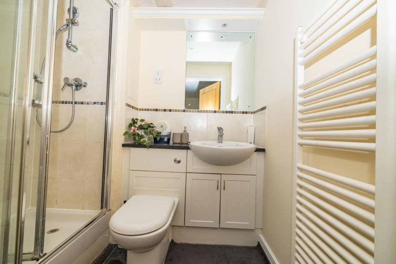 Two Bed Apartment Near Canary Wharf London Bagian luar foto
