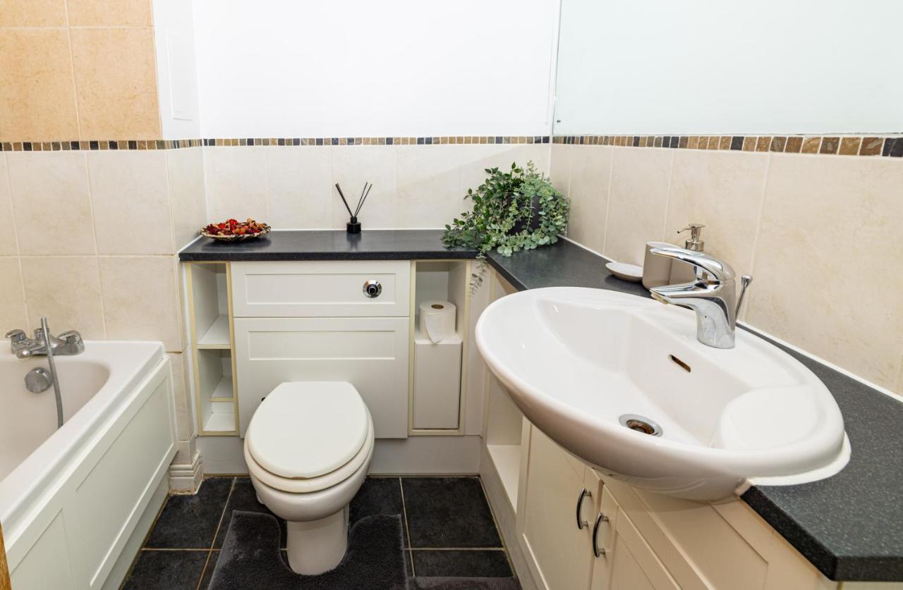 Two Bed Apartment Near Canary Wharf London Bagian luar foto