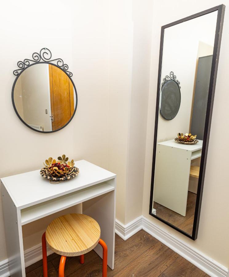 Two Bed Apartment Near Canary Wharf London Bagian luar foto